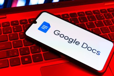 Prag, Çek Cumhuriyeti - 09 02 2025: Laptop klavyesindeki telefon renkli ışık göstergesi Google Docs logosunu gösteriyor. Google Docs metin belgeleri oluşturmak ve düzenlemek için bir platformdur.