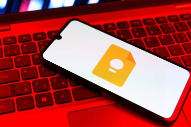 Prag, Çek Cumhuriyeti - 09 02 2025: Telefonun klavyesi renkli ışık gösterileri Google Keep logosuyla aydınlatıldı. Google Keep notlar, listeler ve hatırlatıcılar için bir platformdur.