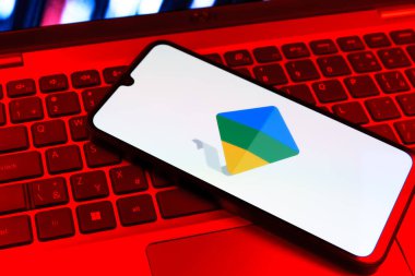 Prag, Çek Cumhuriyeti - 09 02 2025: Laptop klavyesindeki telefon renkli ışıklarla aydınlatılmış Google Family Link logosunu gösteriyor. Google Family Link ebeveyn denetimi ve çocuk hesabı yönetimi için bir platformdur.