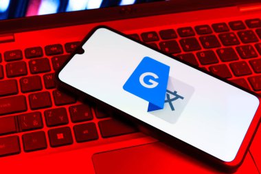 Prag, Çek Cumhuriyeti - 09 02 2025: Laptop klavyesindeki telefon renkli ışık göstergesi Google Translate logosunu gösteriyor. Google Çevirisi metni ve konuşmayı diller arası çevirmek için bir platformdur..