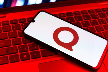 Prag, Çek Cumhuriyeti - 09 02 2025: Renkli ışık tarafından yakılan dizüstü bilgisayardaki telefon Quora logosunu gösteriyor. Quora soru sormak ve bilgi paylaşmak için bir platformdur..
