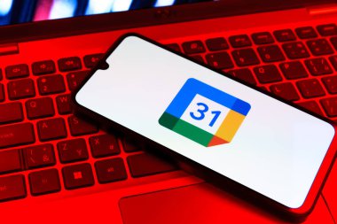 Prag, Çek Cumhuriyeti - 09 02 2025: Laptop klavyesindeki telefon renkli ışıkla aydınlatılmış Google Takvim logosunu gösteriyor. Google Takvimi olayları zamanlamak ve yönetmek için bir platformdur.