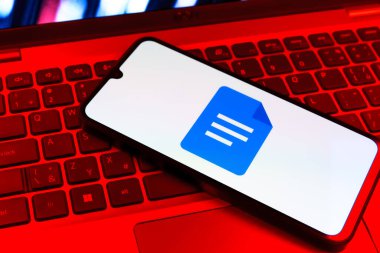 Prag, Çek Cumhuriyeti - 09 02 2025: Laptop klavyesindeki telefon renkli ışık göstergesi Google Docs logosunu gösteriyor. Google Docs metin belgeleri oluşturmak ve düzenlemek için bir platformdur.
