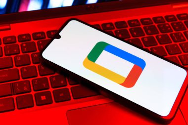 Prag, Çek Cumhuriyeti - 09 02 2025: Laptop klavyesindeki telefon renkli ışık gösterileri Google TV logosunu gösteriyor. Google TV film, program ve uygulamalar için bir platformdur..