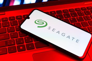 Prag, Çek Cumhuriyeti - 09 02 2025: Renkli ışık gösterileri Seagate logosunun yaktığı dizüstü bilgisayardaki telefon. Seagate sabit disk ve depolama çözümleri üreten bir şirkettir..