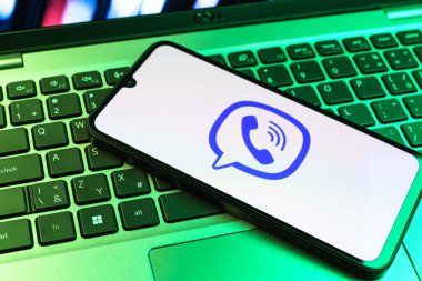 Prag, Çek Cumhuriyeti - 09 02 2025: Telefonun klavyesinde renkli ışık Viber logosu var. Viber aramalar, mesajlar ve medya paylaşımı için bir mesajlaşma uygulamasıdır.
