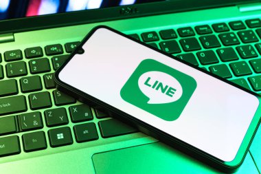 Prag, Çek Cumhuriyeti - 09 02 2025: Telefonun klavyesinde renkli ışık çizgisi logosu var. Line aramalar, mesajlar ve çokluortam paylaşımı için bir mesajlaşma uygulamasıdır.