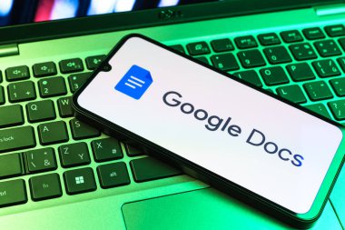 Prag, Çek Cumhuriyeti - 09 02 2025: Laptop klavyesindeki telefon renkli ışık göstergesi Google Docs logosunu gösteriyor. Google Docs metin belgeleri oluşturmak ve düzenlemek için bir platformdur.