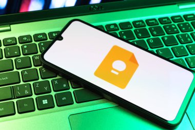 Prag, Çek Cumhuriyeti - 09 02 2025: Telefonun klavyesi renkli ışık gösterileri Google Keep logosuyla aydınlatıldı. Google Keep notlar, listeler ve hatırlatıcılar için bir platformdur.