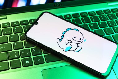 Prag, Çek Cumhuriyeti - 09 02 2025: Telefonun klavyesi renkli ışıklarla aydınlatılmış Bigo Live logosu gösteriyor. Bigo Live canlı yayın ve sosyal etkileşim için bir platformdur.