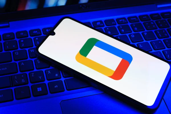 Prag, Çek Cumhuriyeti - 09 02 2025: Laptop klavyesindeki telefon renkli ışık gösterileri Google TV logosunu gösteriyor. Google TV film, program ve uygulamalar için bir platformdur..