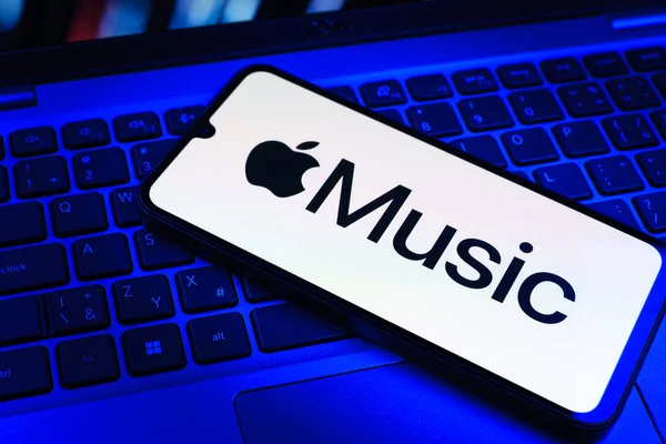 Prag, Çek Cumhuriyeti - 09 02 2025: Renkli ışık tarafından yakılan dizüstü bilgisayardaki telefon Apple Music logosunu gösteriyor. Apple Music müzik için bir platformdur..