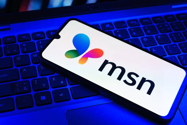 Prag, Çek Cumhuriyeti - 09 02 2025: MSN logosu renkli ışık tarafından yakılan dizüstü bilgisayardaki telefon. MSN haber, e-posta ve çevrimiçi hizmetler için bir platformdur.