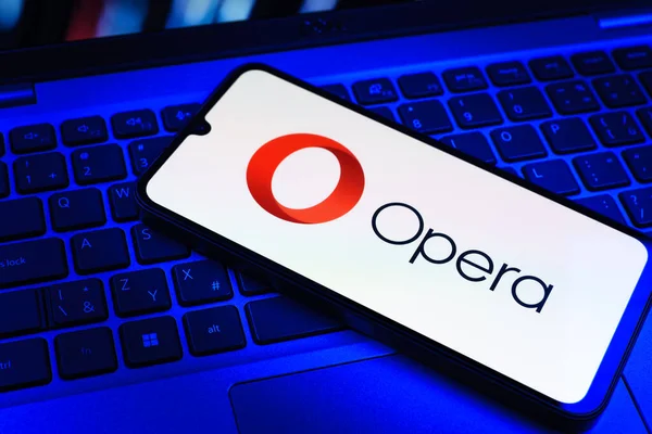 Prag, Çek Cumhuriyeti - 09 02 2025: Telefonun klavyesi renkli ışıklı opera logosuyla aydınlatıldı. Opera hızlı ve güvenli internet taraması için bir web tarayıcısıdır.
