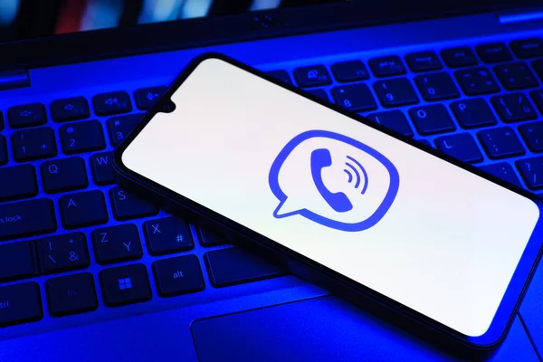 Prag, Çek Cumhuriyeti - 09 02 2025: Telefonun klavyesinde renkli ışık Viber logosu var. Viber aramalar, mesajlar ve medya paylaşımı için bir mesajlaşma uygulamasıdır.