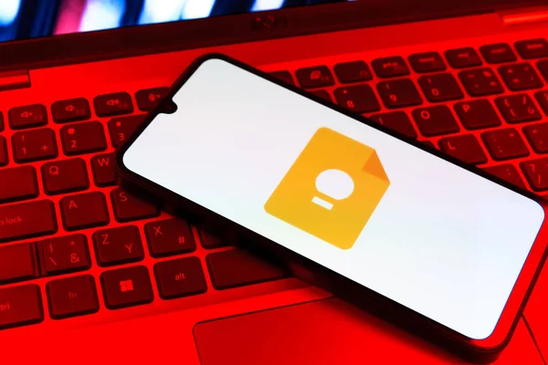 Prag, Çek Cumhuriyeti - 09 02 2025: Telefonun klavyesi renkli ışık gösterileri Google Keep logosuyla aydınlatıldı. Google Keep notlar, listeler ve hatırlatıcılar için bir platformdur.
