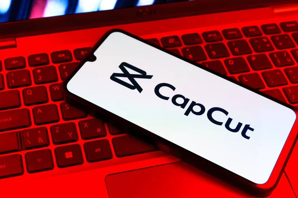 Prag, Çek Cumhuriyeti - 09 02 2025: Laptop klavyesindeki telefon renkli ışık göstergeleri CapCut logosunu gösteriyor. CapCut video düzenleme ve oluşturma için bir platformdur.