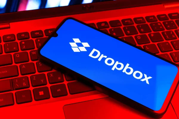 Prag, Çek Cumhuriyeti - 09 02 2025: Telefonun klavyesi renkli ışık gösteren Dropbox logosuyla aydınlatıldı. Dropbox bulut depolama ve dosya paylaşımı için bir platformdur.