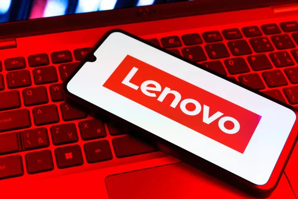 Prag, Çek Cumhuriyeti - 09 02 2025: Renkli ışıklarla aydınlatılmış dizüstü bilgisayardaki telefon Lenovo logosunu gösteriyor. Lenovo bilgisayar ve elektronik üreten bir teknoloji şirketidir..