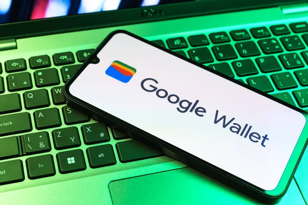 Prag, Çek Cumhuriyeti - 09 02 2025: Laptop klavyesindeki telefon renkli ışık göstergesi Google Cüzdan logosunu gösteriyor. Google Cüzdanı dijital ödeme yöntemlerini depolamak ve kullanmak için bir platformdur.