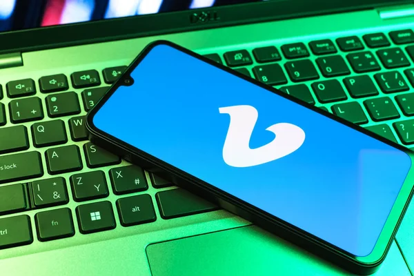 Prag, Çek Cumhuriyeti - 09 02 2025: Telefondaki klavye renkli ışık Vimeo logosunu gösteriyor. Vimeo, yüksek kaliteli video sunucu ve paylaşımı için bir platformdur.