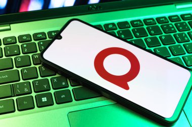 Prag, Çek Cumhuriyeti - 09 02 2025: Renkli ışık tarafından yakılan dizüstü bilgisayardaki telefon Quora logosunu gösteriyor. Quora soru sormak ve bilgi paylaşmak için bir platformdur..