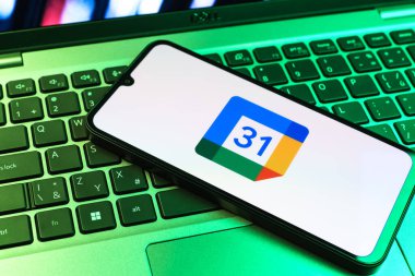 Prag, Çek Cumhuriyeti - 09 02 2025: Laptop klavyesindeki telefon renkli ışıkla aydınlatılmış Google Takvim logosunu gösteriyor. Google Takvimi olayları zamanlamak ve yönetmek için bir platformdur.