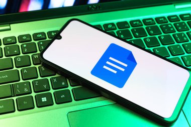 Prag, Çek Cumhuriyeti - 09 02 2025: Laptop klavyesindeki telefon renkli ışık göstergesi Google Docs logosunu gösteriyor. Google Docs metin belgeleri oluşturmak ve düzenlemek için bir platformdur.