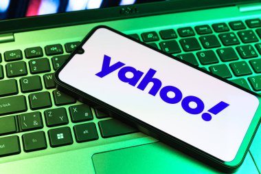 Prag, Çek Cumhuriyeti - 09 02 2025: Laptop klavyesindeki telefon renkli ışık Yahoo logosunu gösteriyor. Yahoo haber, e-posta ve internet hizmetleri için bir platformdur..