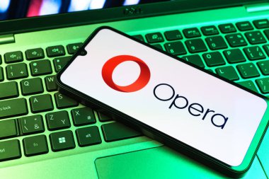 Prag, Çek Cumhuriyeti - 09 02 2025: Telefonun klavyesi renkli ışıklı opera logosuyla aydınlatıldı. Opera hızlı ve güvenli internet taraması için bir web tarayıcısıdır.