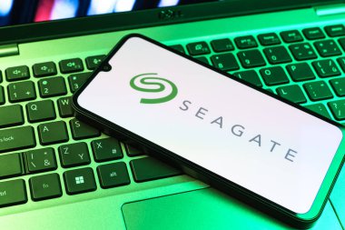 Prag, Çek Cumhuriyeti - 09 02 2025: Renkli ışık gösterileri Seagate logosunun yaktığı dizüstü bilgisayardaki telefon. Seagate sabit disk ve depolama çözümleri üreten bir şirkettir..