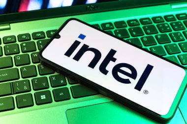 Prag, Çek Cumhuriyeti - 09 02 2025: Telefonun klavyesinde renkli ışık logosu var. Intel işlemci ve bilgisayar donanımı üreten bir teknoloji şirketidir..