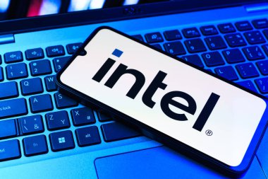 Prag, Çek Cumhuriyeti - 09 02 2025: Telefonun klavyesinde renkli ışık logosu var. Intel işlemci ve bilgisayar donanımı üreten bir teknoloji şirketidir..