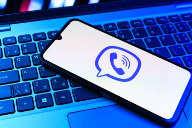 Prag, Çek Cumhuriyeti - 09 02 2025: Telefonun klavyesinde renkli ışık Viber logosu var. Viber aramalar, mesajlar ve medya paylaşımı için bir mesajlaşma uygulamasıdır.
