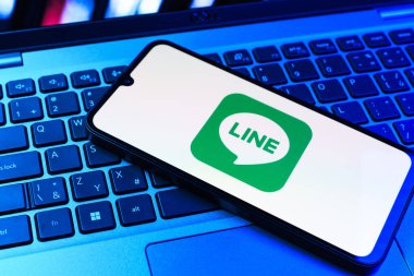 Prag, Çek Cumhuriyeti - 09 02 2025: Telefonun klavyesinde renkli ışık çizgisi logosu var. Line aramalar, mesajlar ve çokluortam paylaşımı için bir mesajlaşma uygulamasıdır.