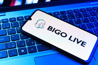 Prag, Çek Cumhuriyeti - 09 02 2025: Telefonun klavyesi renkli ışıklarla aydınlatılmış Bigo Live logosu gösteriyor. Bigo Live canlı yayın ve sosyal etkileşim için bir platformdur.