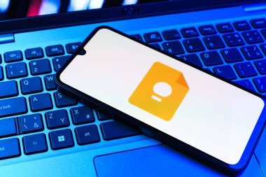 Prag, Çek Cumhuriyeti - 09 02 2025: Telefonun klavyesi renkli ışık gösterileri Google Keep logosuyla aydınlatıldı. Google Keep notlar, listeler ve hatırlatıcılar için bir platformdur.