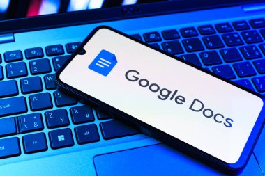Prag, Çek Cumhuriyeti - 09 02 2025: Laptop klavyesindeki telefon renkli ışık göstergesi Google Docs logosunu gösteriyor. Google Docs metin belgeleri oluşturmak ve düzenlemek için bir platformdur.