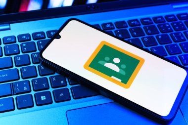 Prag, Çek Cumhuriyeti - 09 02 2025: Laptop klavyesindeki telefon renkli ışık göstergeleri Google Sınıfı logosunu gösteriyor. Google Sınıfı, sınıfları ve eğitim içeriğini yönetmek için bir platformdur.