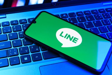 Prag, Çek Cumhuriyeti - 09 02 2025: Telefonun klavyesinde renkli ışık çizgisi logosu var. Line aramalar, mesajlar ve çokluortam paylaşımı için bir mesajlaşma uygulamasıdır.