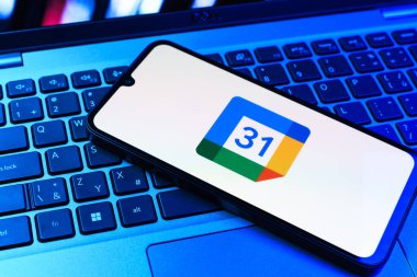Prag, Çek Cumhuriyeti - 09 02 2025: Laptop klavyesindeki telefon renkli ışıkla aydınlatılmış Google Takvim logosunu gösteriyor. Google Takvimi olayları zamanlamak ve yönetmek için bir platformdur.