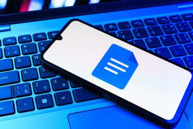 Prag, Çek Cumhuriyeti - 09 02 2025: Laptop klavyesindeki telefon renkli ışık göstergesi Google Docs logosunu gösteriyor. Google Docs metin belgeleri oluşturmak ve düzenlemek için bir platformdur.