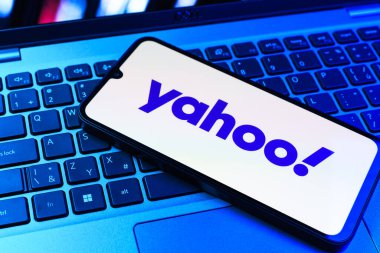 Prag, Çek Cumhuriyeti - 09 02 2025: Laptop klavyesindeki telefon renkli ışık Yahoo logosunu gösteriyor. Yahoo haber, e-posta ve internet hizmetleri için bir platformdur..