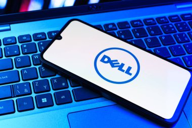 Prag, Çek Cumhuriyeti - 09 02 2025: Dell 'in logosu renkli ışıklarla aydınlatılmış dizüstü bilgisayardaki telefon. Dell bilgisayar ve bilişim çözümleri üreten bir teknoloji şirketidir..