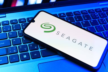 Prag, Çek Cumhuriyeti - 09 02 2025: Renkli ışık gösterileri Seagate logosunun yaktığı dizüstü bilgisayardaki telefon. Seagate sabit disk ve depolama çözümleri üreten bir şirkettir..