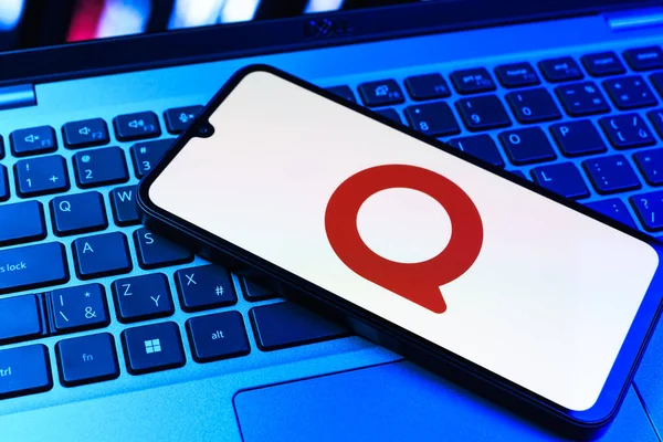 Prag, Çek Cumhuriyeti - 09 02 2025: Renkli ışık tarafından yakılan dizüstü bilgisayardaki telefon Quora logosunu gösteriyor. Quora soru sormak ve bilgi paylaşmak için bir platformdur..