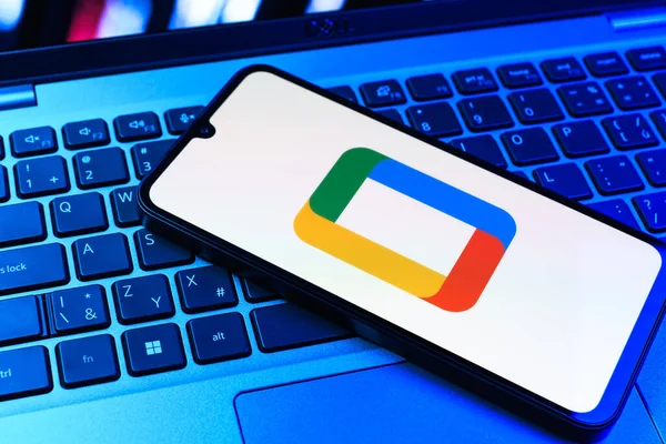 Prag, Çek Cumhuriyeti - 09 02 2025: Laptop klavyesindeki telefon renkli ışık gösterileri Google TV logosunu gösteriyor. Google TV film, program ve uygulamalar için bir platformdur..
