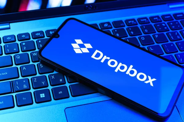 Prag, Çek Cumhuriyeti - 09 02 2025: Telefonun klavyesi renkli ışık gösteren Dropbox logosuyla aydınlatıldı. Dropbox bulut depolama ve dosya paylaşımı için bir platformdur.