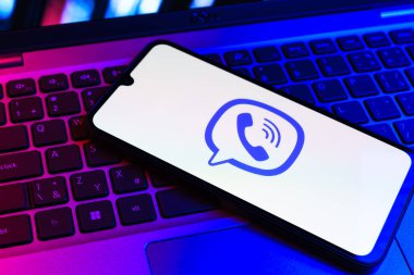 Prag, Çek Cumhuriyeti - 09 02 2025: Telefonun klavyesinde renkli ışık Viber logosu var. Viber aramalar, mesajlar ve medya paylaşımı için bir mesajlaşma uygulamasıdır.
