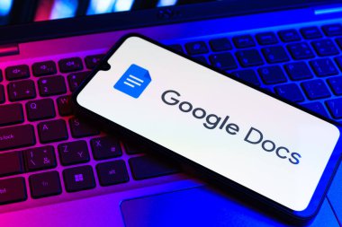Prag, Çek Cumhuriyeti - 09 02 2025: Laptop klavyesindeki telefon renkli ışık göstergesi Google Docs logosunu gösteriyor. Google Docs metin belgeleri oluşturmak ve düzenlemek için bir platformdur.